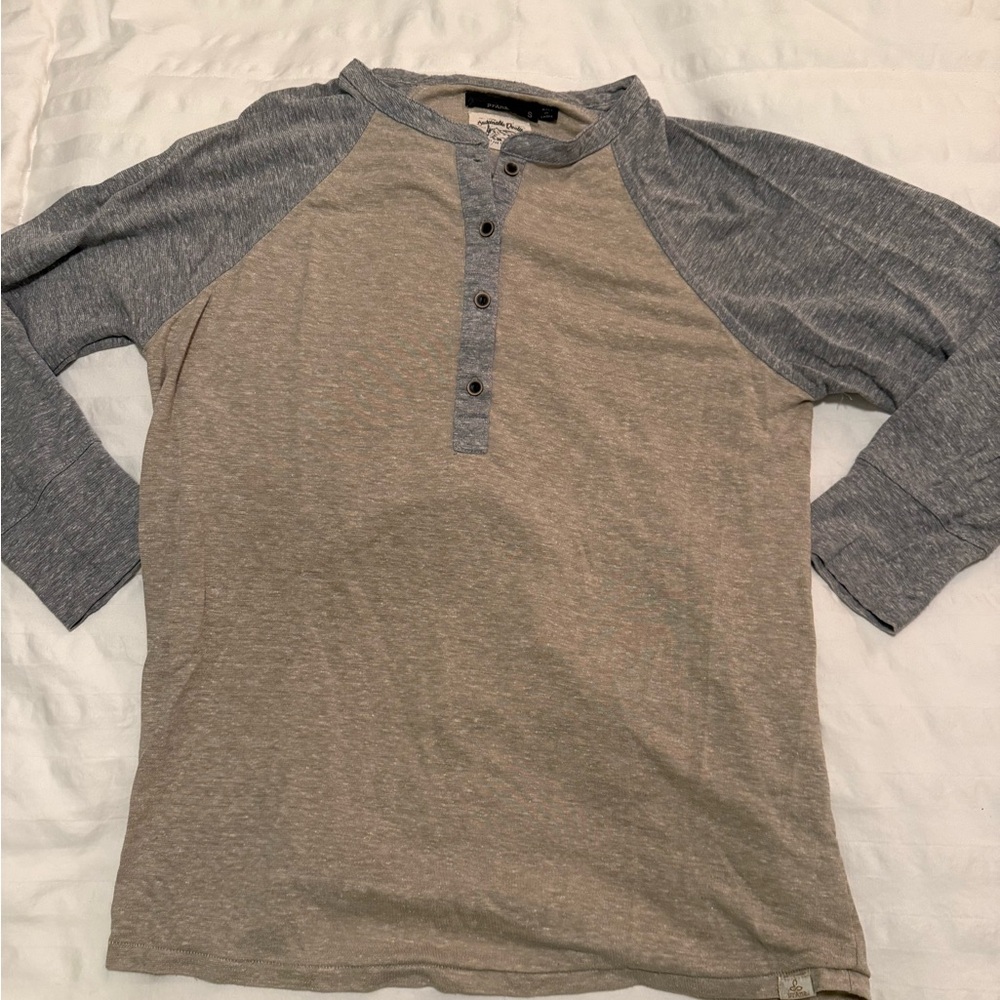 W’s small Prana shirt